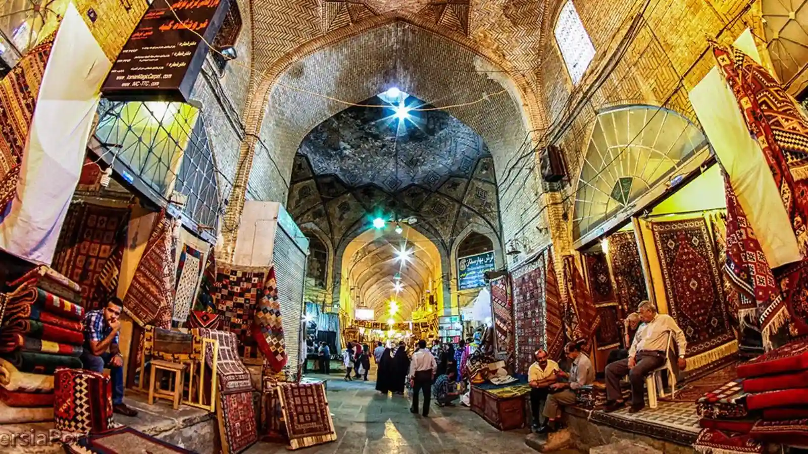 راهنمای بازار وکیل شیراز؛ معماری دوره زندیه و خرید صنایع دستی