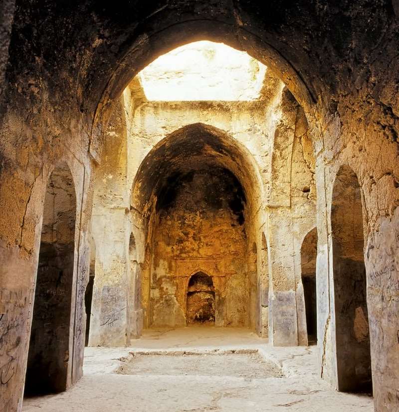 آتشکده آذرخش یا مسجد سنگی داراب,ساختمان مسجد سنگی داراب,مسجد سنگی داراب