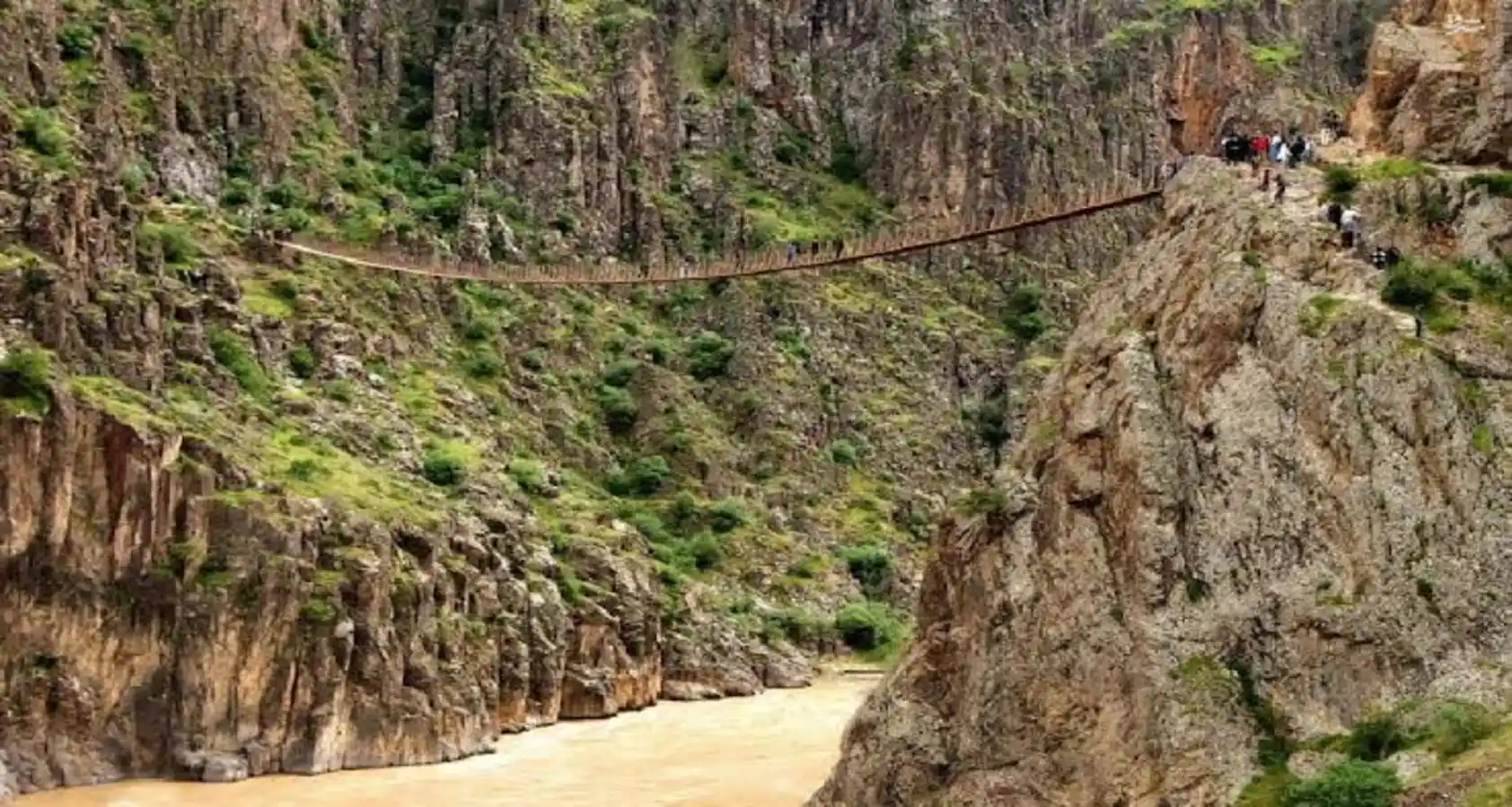 راهنمای بازدید از پل معلق پیرتقی خلخال و دره قزل اوزن