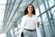 راهنمای جامع لباس مناسب برای سفر هوایی و استایل پرواز
