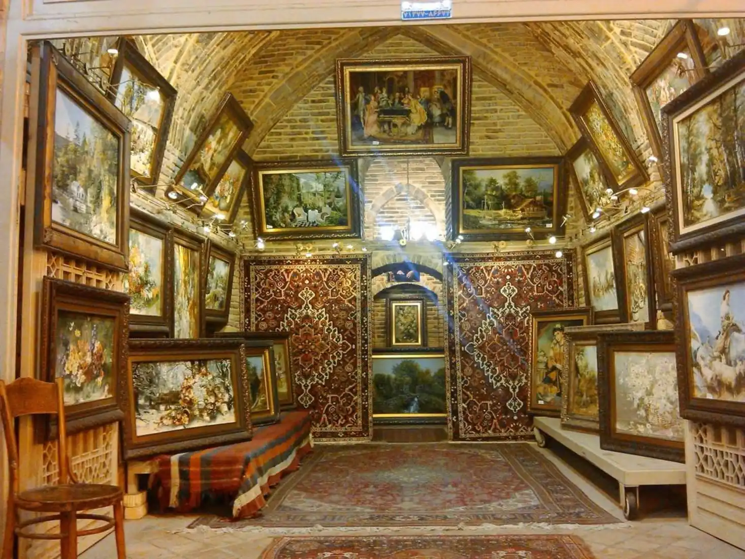 راهنمای بازار وکیل شیراز؛ معماری دوره زندیه و خرید صنایع دستی