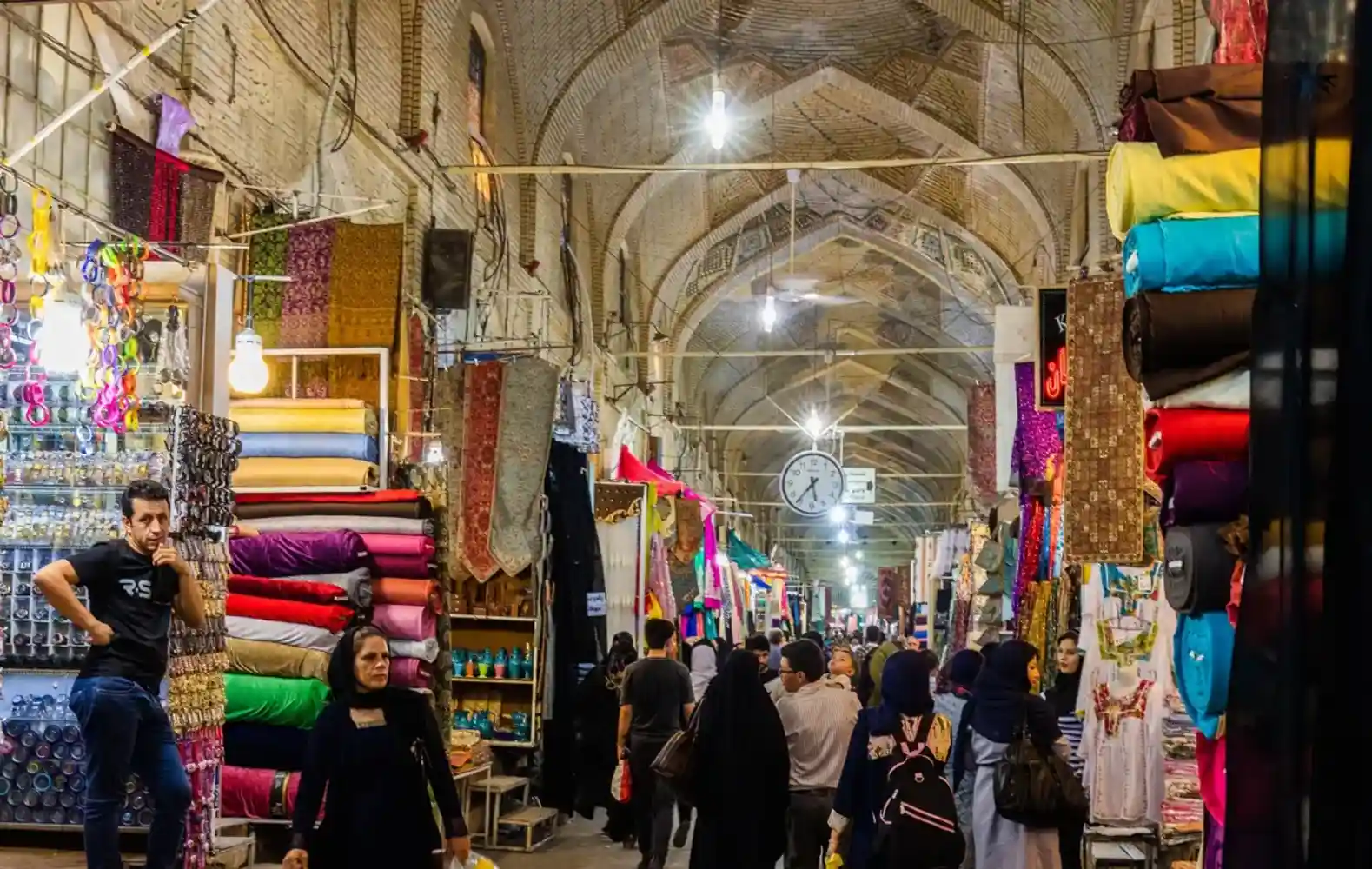 راهنمای بازار وکیل شیراز؛ معماری دوره زندیه و خرید صنایع دستی