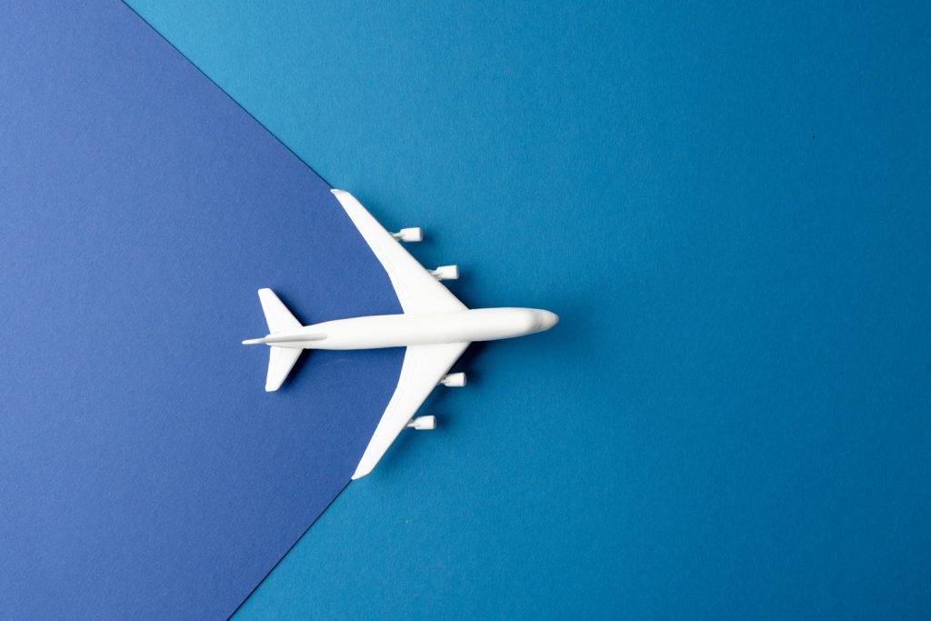 بلیط چارتر یا سیستمی؛ کدام انتخاب بهتری برای سفر به کیش است؟